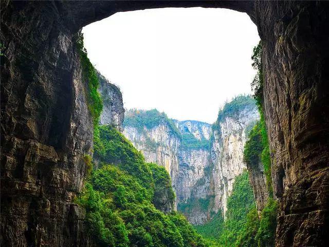 逃离部落洞穴